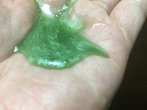 緑色の液体モンゴ流シャンプーを手の上に出してみた